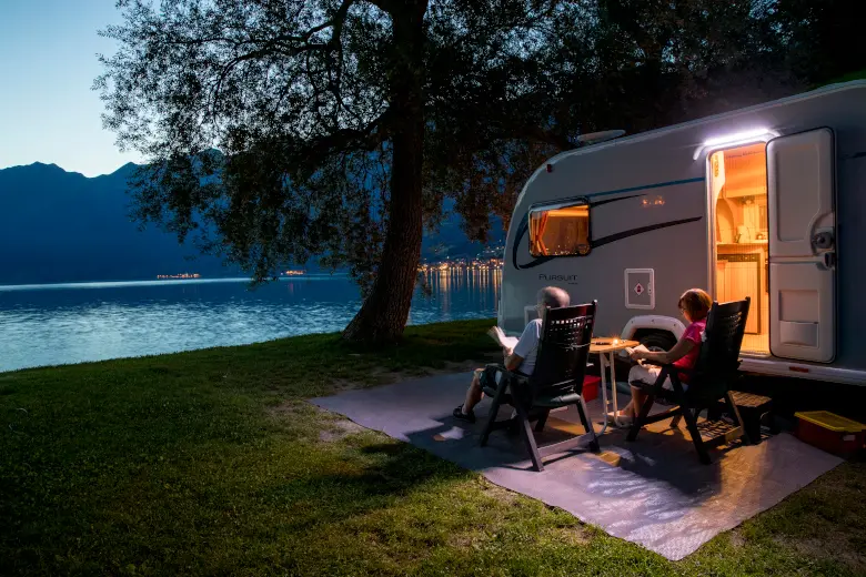 Pitches for tents, camper vans and motorhomes right on the shores of Lake Brienz