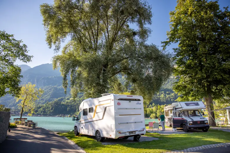 Plots for tents, camper vans, motorhomes and caravans right on the shores of Lake Brienz at Camping Aaregg